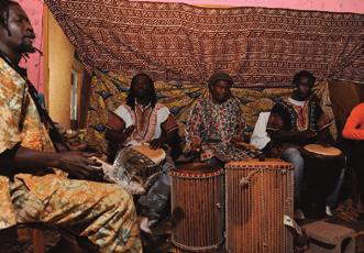 Habib und Amadou zeigen mit ihrem Können und ihrer unbefangenen Spielfreude, wie moderne Djembemusik beeindrucken kann.