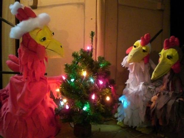 Weihnachten im Hühnerstall! Die Hühner Gertrud, Linda, Juanita, Heather, die Zwillinge Babsi und Susi und der Hahn Serge können einfach nicht einschlafen.