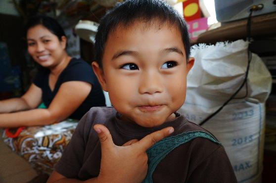 : 4562 Sarah Frank Pfarrbriefservice Hilfsprojekt für die Philippinen Für die Philippinen wird folgendes für Kinder benötigt: Sommerkleidung, Schuhe, kleine