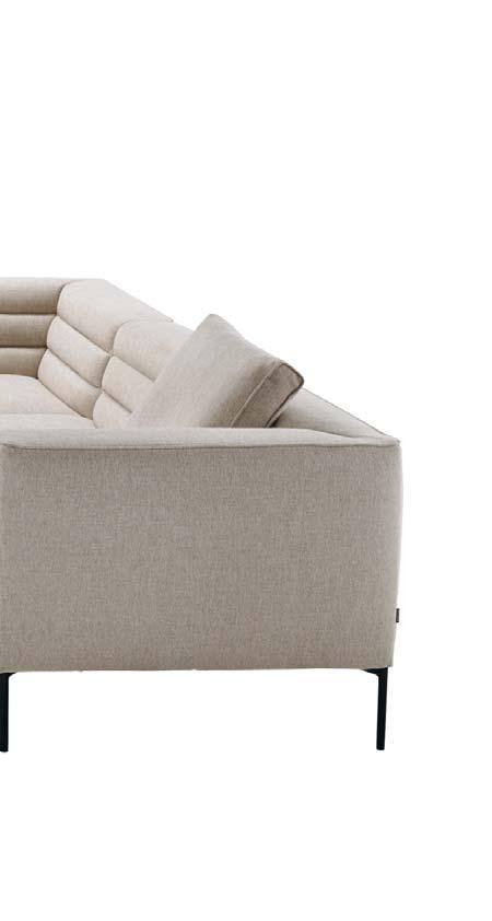 Il divano può essere completato con cuscini in poliuretano/ Dacron Du Pont o in piumino d oca-materiale 100% vergine.