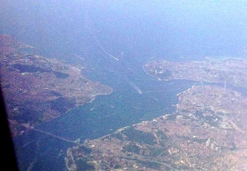 Gruppenbild der Zertifikat-Feier mit Logo-T-Shirts Nach der Abschlussfeier auf dem Bosporus ging es für die