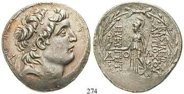 mit Diadem / Apollo Delphios mit Pfeil und Bogen sitzt auf Omphalos; Kranz und Palmzeig im l. Feld, Monogramm im Abschnitt. SC 1313.2.