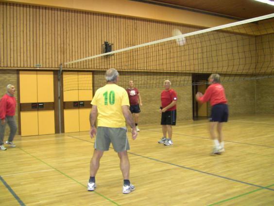 9. Fitnesstraining für Senioren (Männer) Uhrzeit: Übungsleiter: Donnerstag 19.00 20.00 anschließend Volleyball Fitness, dazu gehören Ausgleichsgymnastik, Krafttraining und das Spiel.