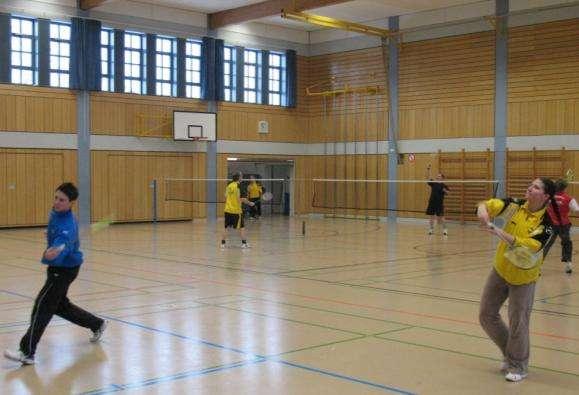 Badminton Unsere Trainingzeiten Donnerstags 17:30-19:00 Schüler 7-12 Jahre Halle 2 + 3 19:00-20:30 Jugend 13-18 Jahre Halle 2 + 3