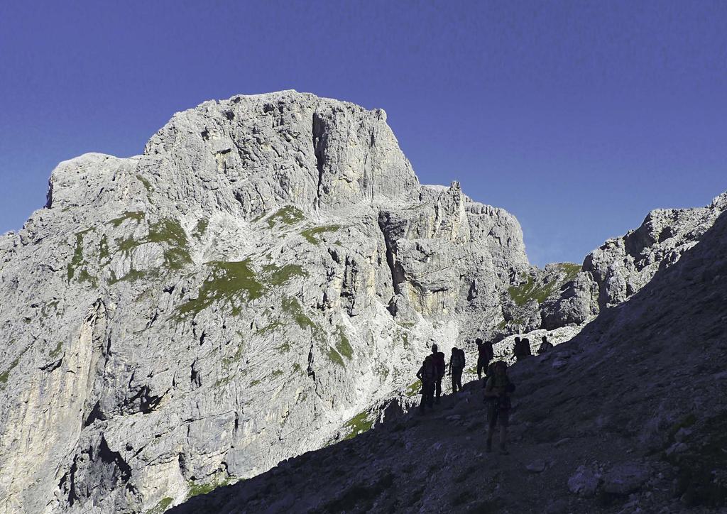 THEMA Verbindung Via Ferrata del Porton und Ferrata del Velo mit Blick auf die Cima di Ball (2802 m) Nun Klettersteige Auf einen
