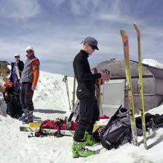 Bei der Abfahrt zur Hütte um 16:00 Uhr be - geg nen uns die ersten Skibergsteiger des bisher sehr einsamen Tages.