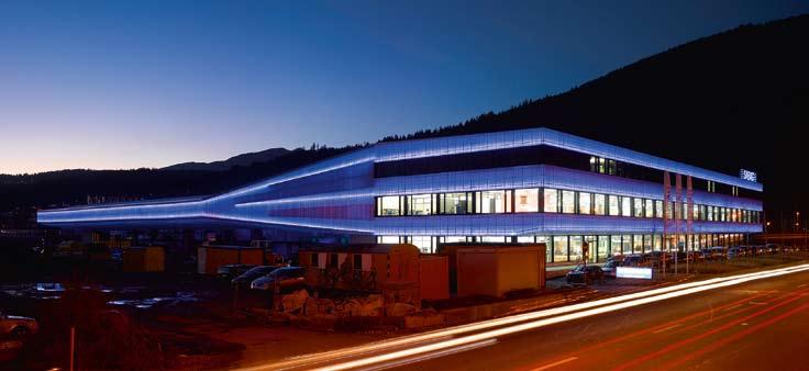 Bei Dunkelheit sorgen blaue Lichtbänder für ein markantes Erscheinungsbild. Foto: Hannes Henz ein modernes Auslieferungslager für Baumaterialien.