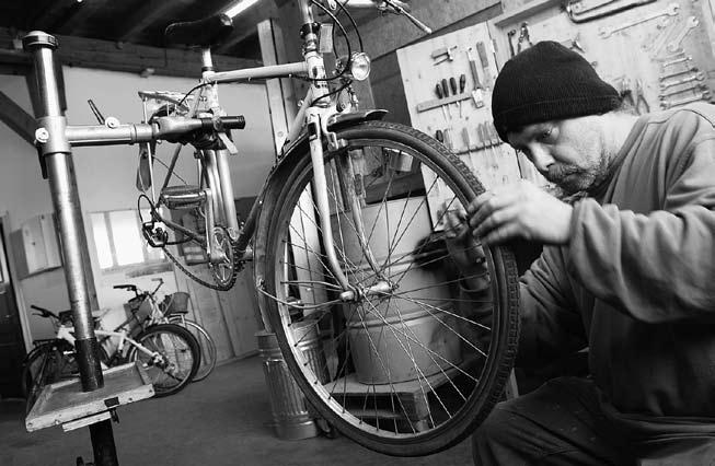 Wiederherstellung alter Fahrräder in der Fabriga. Foto: Patrick Weyeneth Im April 2007 erfolgte die Ausschreibung.