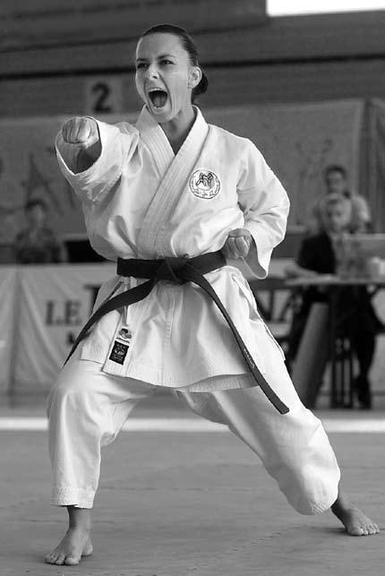 (18 novembre) Photo: Peter Samuel Jaggi par 8 à 5 dans le match décisif des playoff, face à Rossemaison. 18 La salle de sport du gymnase Strandboden accueille les championnats suisses de karate.