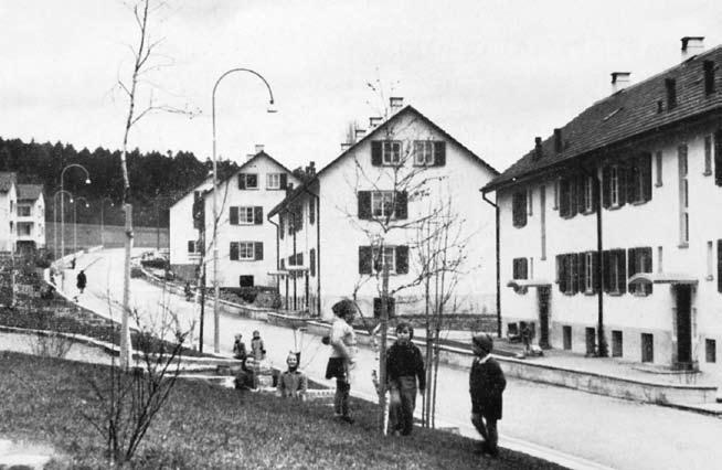 ABW-Siedlung Möösli 9 (Baujahr 1949). li nochmals Reiheneinfamilienhäuser mit Wohnhöfen und Gärten. Seine Überbauungen prägen das Gesicht des Quartiers.