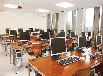 Salle de cours avec ordinateurs. bilingue et plus proche de sa réalité.
