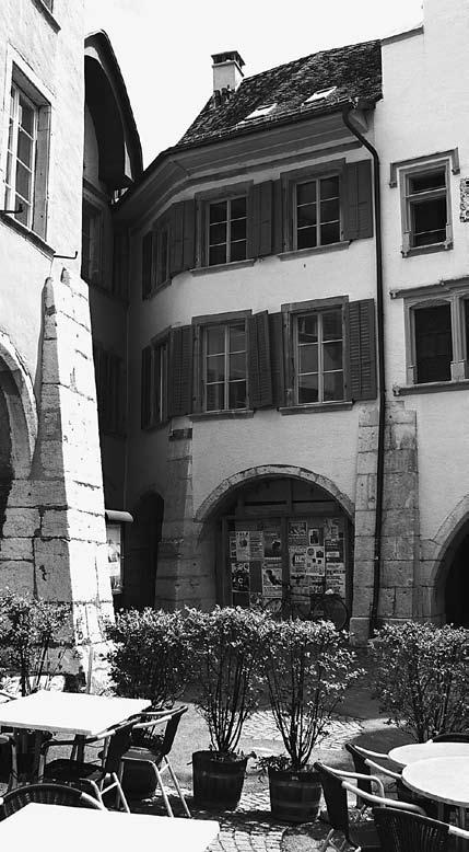 Ein ungewöhnliches Altstadthaus ZUM ABSCHLUSS VON GESAMTRESTAURIE- RUNG UND AUSBAU DES HAUSES RING 10 Jürg Schweizer Der Denkmalpfleger ist sich gewöhnt, dass Umbauen in der Altstadt Überraschungen