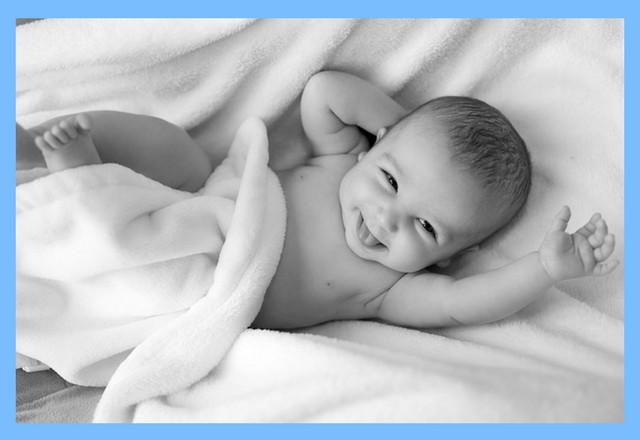 Das Baby im Elternbett schlafen lassen Hin und wieder gemeinsam kuscheln im Elternbett ist überhaupt kein Problem.