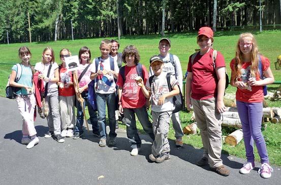 inder im Wald Am 27.06.2011 haben wir, die Schüler der lasse 4a, an den Waldjugendspielen am Rätzteich teilgenommen. Wir wurden in verschiedene Gruppen eingeteilt.