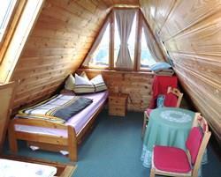 Gästebett, Tisch mit Stühlen und Wäscheschrank Info: Freistehende Finnhütte mit 32
