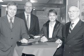 2 uni in form Ausgabe Nr. 1/2002 15. Mai 2002 Hochschulpolitik Bulmahn: Kompetenznetz Genomforschung eröffnet Universität Göttingen koordiniert Forschungskooperation in den Biowissenschaften (red.