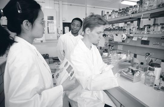 Februar 2002 an der Universität Göttingen das Kompetenznetzwerk Genomforschung an Mikroorganismen, eines von bundesweit drei Wissenschaftskooperationen dieser Art, eröffnet.