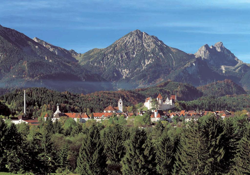 HINTERGRUND Prächtige Szenerien hier Füssen mit Kloster und Hohem Schloss vor den Tannheimer Bergen,