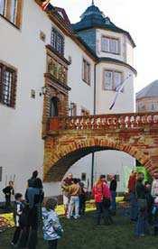 00 Uhr Allgemeiner Marktbetrieb rund um das historische Schloss Krämermarkt