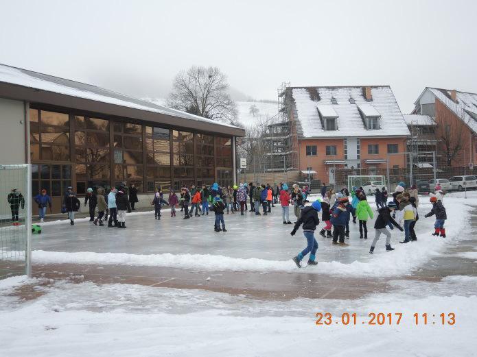 Winterliches Vergnügen - Schlittschuhlaufen in Arisdorf Nach vier Jahren ist es