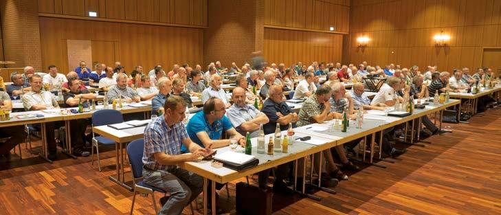 In der voll besetzten Festhalle in Denkendorf begrüßte der für die Fischerprüfung zuständige Vizepräsident Christof Kehle Ende Juni über 140 Teilnehmerinnen und Teilnehmer.