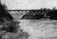 rung der Brücke reicht bis auf die feste Kiesschicht. Für die Eisenkonstruktion wurde ein Teil des Eisens der alten Eisenbahnbrücke von Brügg verwendet.