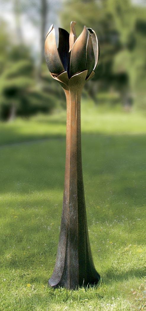 vogelähnlichem Blütenstempel im Inneren ausgebildet schließt sich am Ende des Lebens.