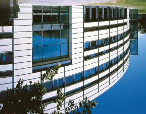 Bild 2: Das Verwaltungsgebäude der Pollmeier Massivholz GmbH ist ein weitgehend natürlich belüftetes Bürogebäude ohne aktive Klimatisierung.