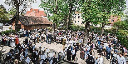 28 Schöner genießen Im Alten Wirt Forstenried locken der gemütliche Biergarten, geschmackvoll eingerichtete Gasträume und die gehobene bayerische Küche.