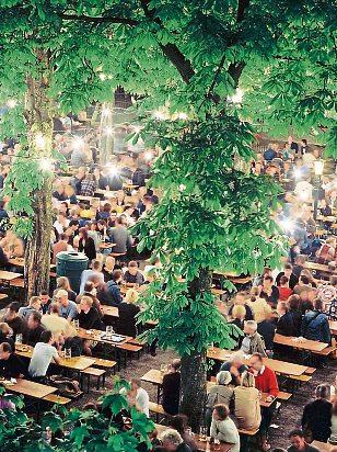 44 Der Biergarten des Hofbräukellers direkt am Isarhochufer ist ein Hort der Entspannung und des Genusses. Wohl bekomm s! Hier fühlt man sich auf Anhieb wohl.