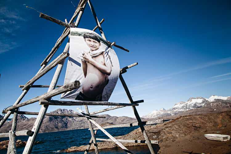 81 Über mehrere Jahre hat Barbara Dombrowski die Inuit Ostgrönlands und die Achuar Ecuadors mit der Kamera begleitet. Die Porträts des jeweils anderen hängte sie an Eisberge und Regenwaldbäume.