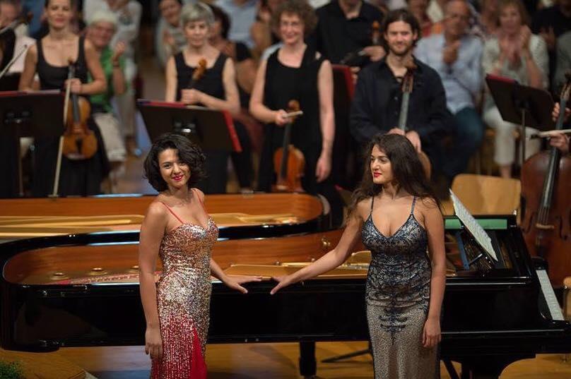 Als Solistinnen für Mozarts Klavierkonzert begrüßen die Ingolstädter Khatia und Gvantsa Buniatishvili, die ihr geschwisterliches Doppelspiel selbst als Luft und Erde bezeichnen.