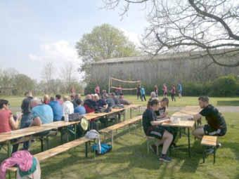So wurde es ein gelungener Ausflug und bestimmt nicht der letzte in diesem Jahr. Volleyball am 1. Mai Der Verein Dörfergemeinschaft am Stegenbach lud am 1.