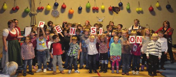 Die 3. und 4. Klasse hat voller Freude gespielt. Die Drittklässler haben nett die Vier Viertel gespielt. Die Viertklässler führten Du, Frau Lehrerin und einige Sketche aus der Schule auf.