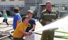 Sternstunden im Schulalltag Feuerwehrbesuch Am 27. Mai in der Sachunterrichtsstunde war Feueralarm.
