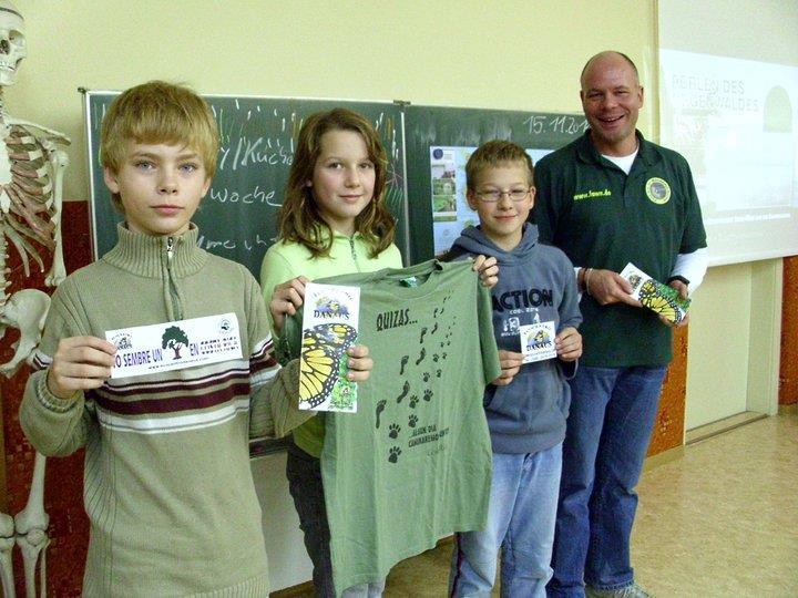 SchülerInnen der 6.Klasse - Grundschule Schacksdorf bei Forst (Lausitz), die im letzten Jahr 75 für ihr Regenwaldprojekt, im ECO-Center Danaus (Costa Rica), beim Kuchenbasar gesammelt haben.