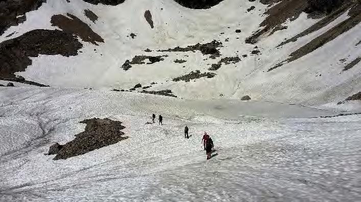 Das schwierige Gelände meisterten alle acht Bergsteiger der Gruppe ohne Probleme, in leichter Kletterei ging es weiter auf den 2486 Meter hohen Gipfel, wo bei der verdienten Brotzeit gleich fünf (!