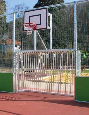 Hinterkonstruktion aus Rundrohr 35 x 3 mm, je 6 Platten am Bodenholm angeschweißt für Befestigung mit Bodenanker (im Lieferumfang enthalten). Alternativ mit Basketball-Übungsanlage verstärkt, einschl.