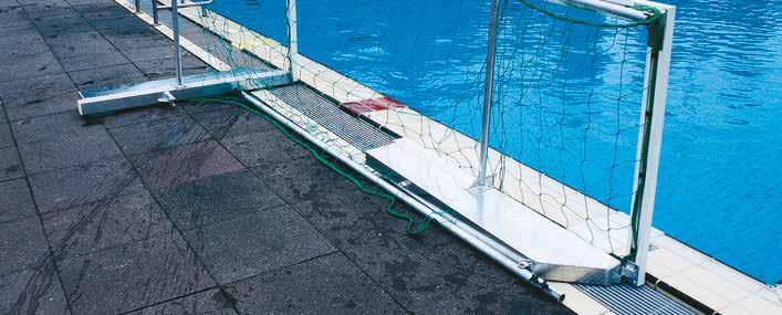 Die Schwimmer/Netzbügel werden durch leichte Hand griffe an die Latten-/Pfosten-Konstruktion beim Transport und für die Lagerung angeklappt. Lieferung einschl.