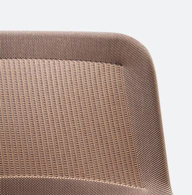 Innovatives Netzgewebe aus Trevira-CS- (Comfortund-Sicherheit) Fasern: atmungsaktiv, flexibel und belastbar. Bei den Sesseln sorgen moderne Materialien für ungewöhnlichen Komfort.