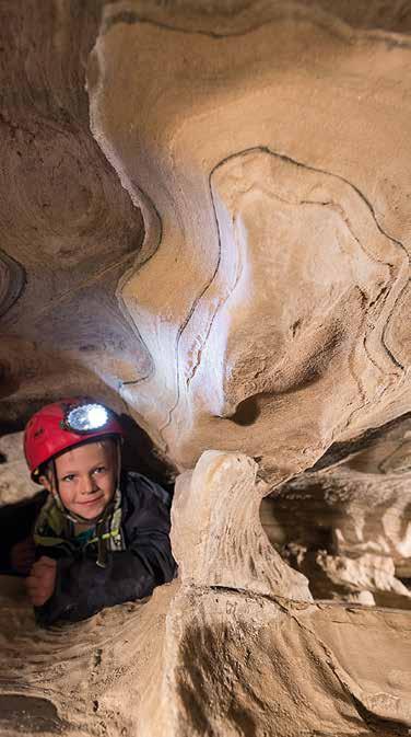 Spannagelhöhle SPANNAGEL CAVE Ausgerüstet mit Gummistiefeln, Regenmantel und Helm ist die größte Felshöhle der Zentralalpen wetterunabhängig das ganze Jahr im Rahmen einer geführten Tour erkundbar.
