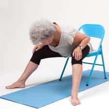 Im Verlauf der Übung ziehe einatmend dein rustbein vor, ausatmend schau, ob du im unteren Rücken loslassen kannst. Dauer 2 Minuten.