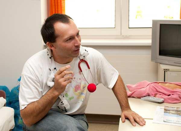 Das Clowndoctorprogramm: Derzeit besuchen die Clowndoctors regelmäßig die kleinen Patienten der Kinderstation des LKH Lienz. Individuell gehen sie dort auf die Bedürfnisse der kleinen Patienten ein.