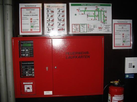 2.2 Gebäudeseitige Hilfsmittel BMZ (Brandmeldezentrale) alle Informationen aus Brandmeldesystem laufen zusammen Durchblättern der Alarmmeldungen