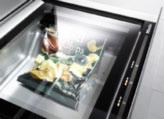 Eine Portion Lasagne lässt sich bequem im Vakuumierbeutel mit dem Dampfgarer erwärmen. Für Ausflüge können Lebensmittel wie z. B.