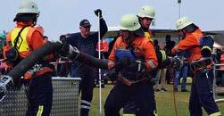 Die Wettkampfgruppen der Feuerwehren stellten sich dem Wettbewerb und zeigten einen dreiteiligen Löschangriff, bei dem sie am Ende jeweils einen gefüllten Kanister mit Hilfe von Strahlrohren von