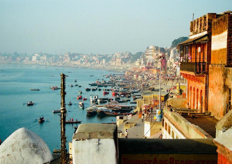 Gangesufer, Varanasi deshauptstadt und zugleich drittgrößten Stadt dieses Subkontinents. Ein großer Teil der Regierungsgebäude steht in diesem Areal.