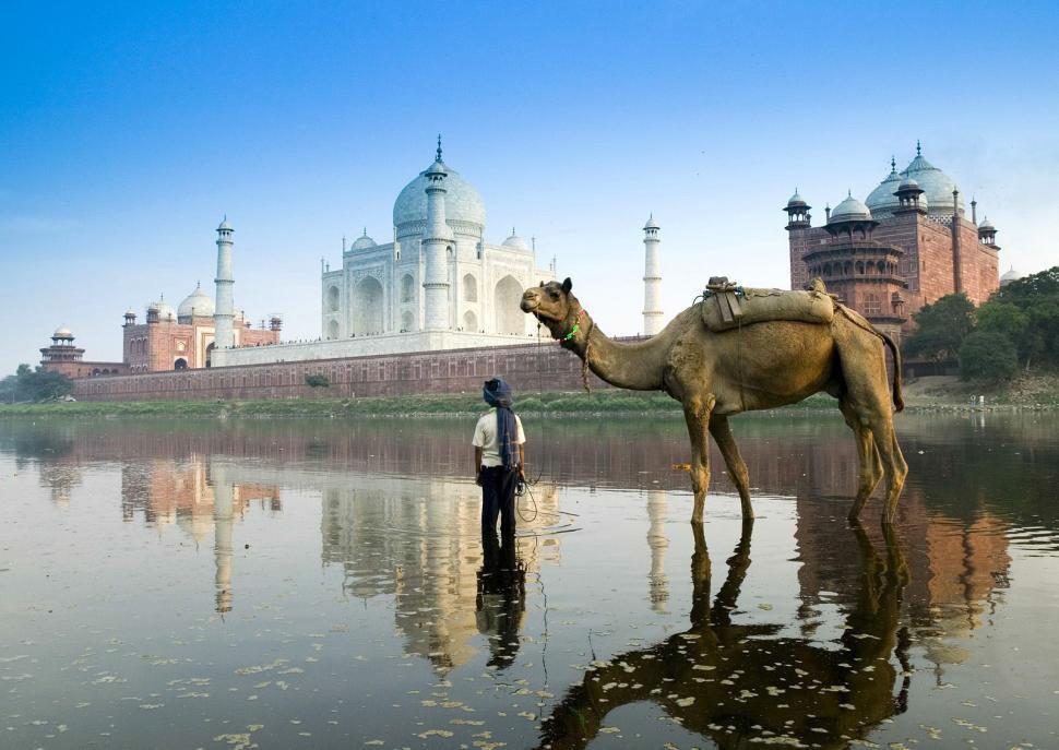 Taj Mahal, Agra merung, wenn die Pilger ihre morgendliche Waschung vornehmen. Wir genießen die Bootstour während wir die Menschen an den Ghats beobachten.
