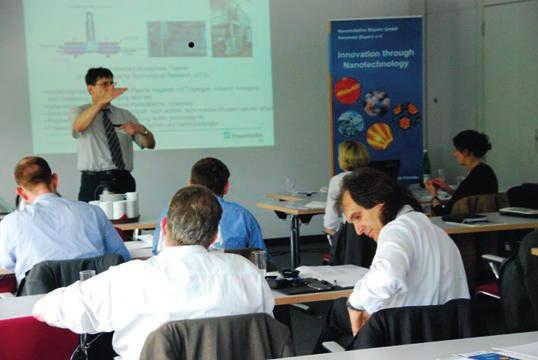 Seite 6 Rückblick Veranstaltungen: Clustermeeting Nano-Schichten: Vom Labor zur Serie in Würzburg Im Bild links: Dr.