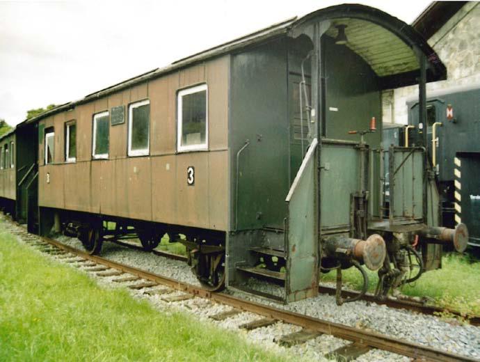 Die Personenwagen waren anfangs einfache Holzkisten mit Fenstern auf einem leichten Fahrgestell, ohne Heizung, Licht und Abort.